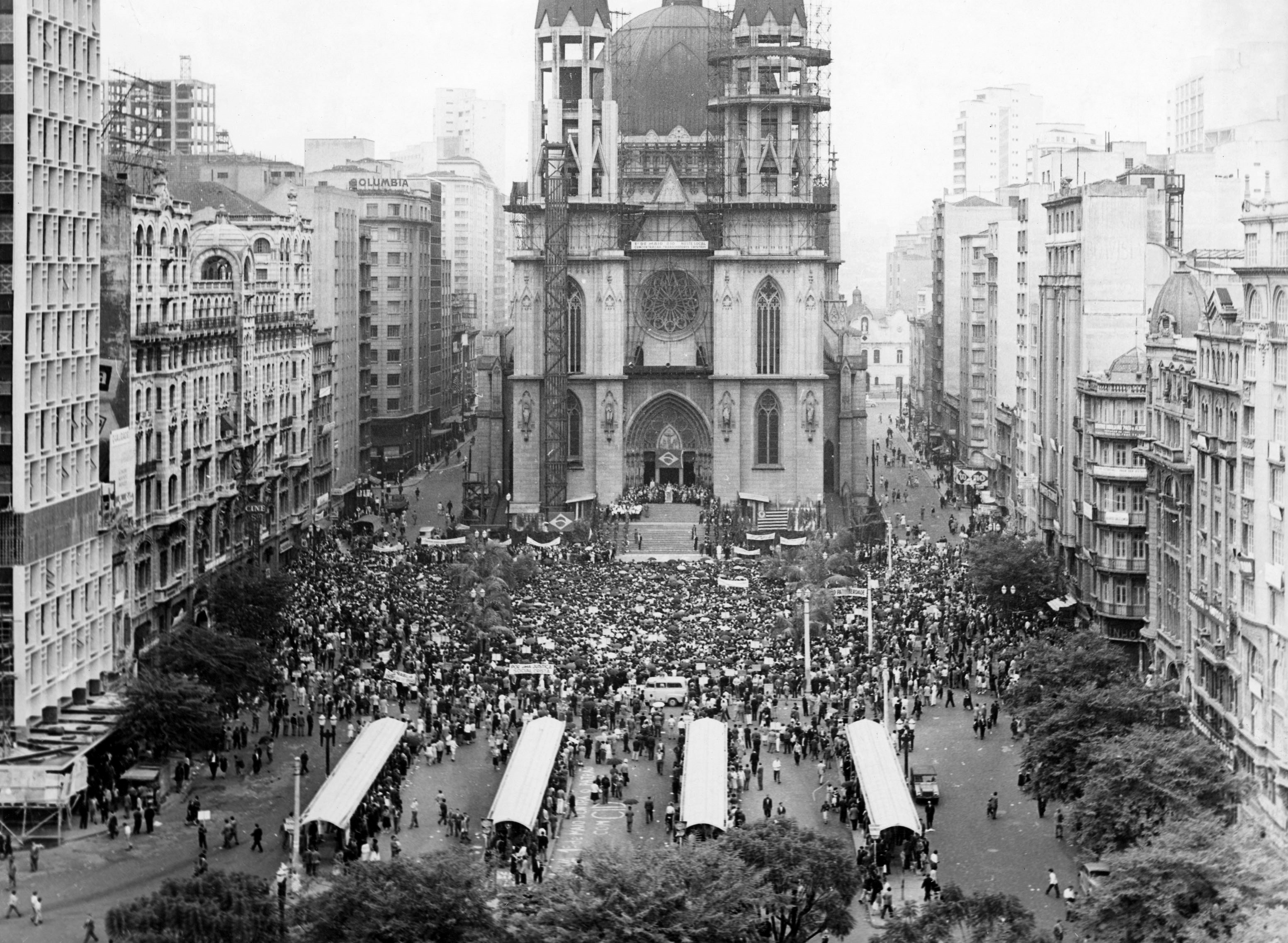 Mais de 60 mil ocupam Praça da Sé de SP contra o golpe - CONFETAM